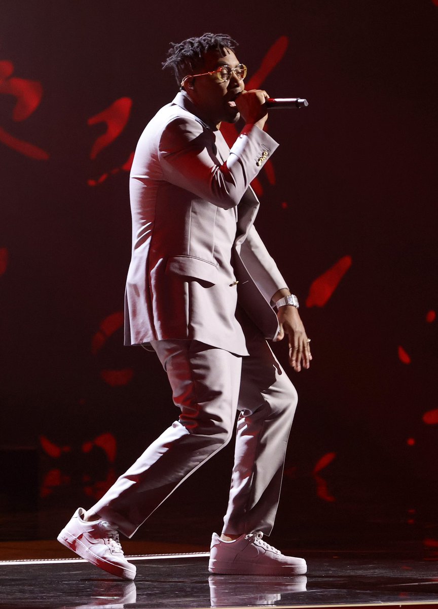 99Jams's tweet photo. Hip-hop legend who’s been in the game for over three decades, @Nas just hit the #GRAMMYs stage! And one time for Jackson, MS’s own @mikeburton (pictured in first shot behind #Nas) playing saxophone in this year’s @RecordingAcad band! #MSStandUp
📸: Getty Images https://t.co/odh3D00xEf