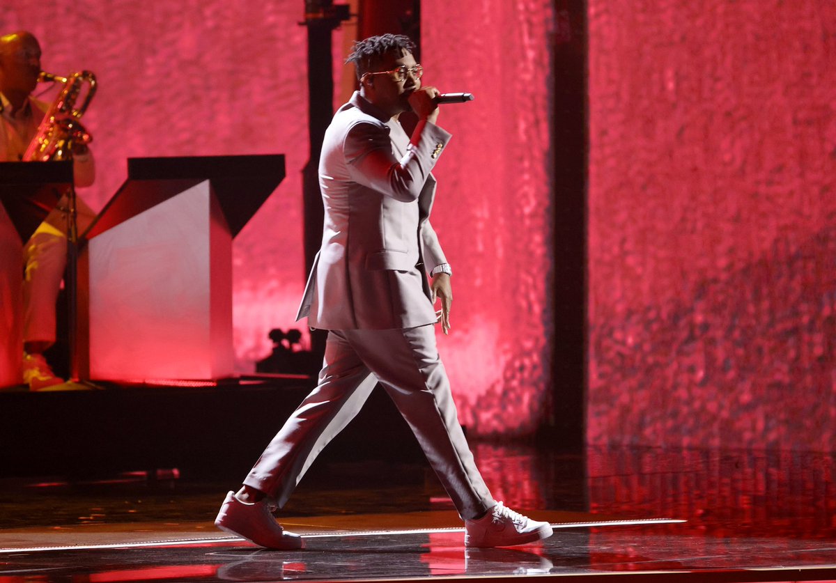 99Jams's tweet photo. Hip-hop legend who’s been in the game for over three decades, @Nas just hit the #GRAMMYs stage! And one time for Jackson, MS’s own @mikeburton (pictured in first shot behind #Nas) playing saxophone in this year’s @RecordingAcad band! #MSStandUp
📸: Getty Images https://t.co/odh3D00xEf