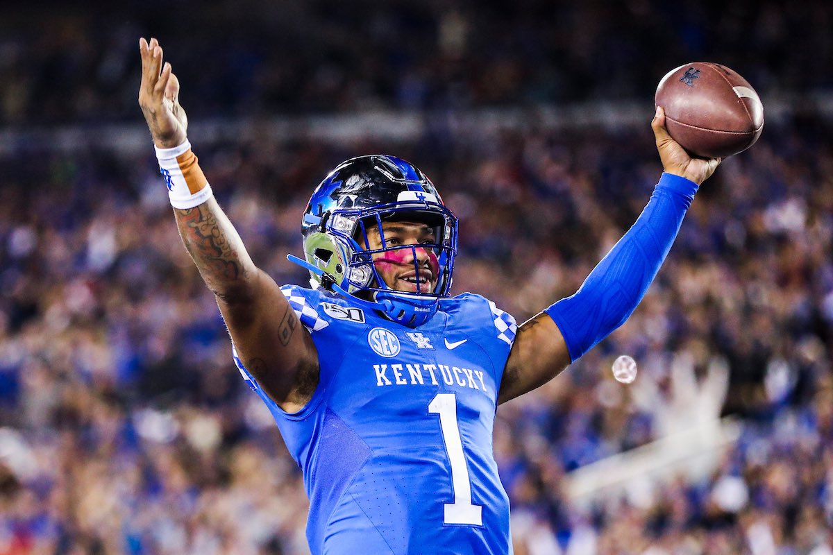 camsmithh1's tweet photo. After a great phone call with @vincemarrow I’m blessed to receive a(n) offer from the University of Kentucky! @UKFootball @CoachTJ_Parker @wedding_daniel @FitchFootball @AllenTrieu @MickDWalker @rawtalentsport1 @Training_A1 @247Sports @Rivals @RivalsFriedman https://t.co/Pc9JvyU38I
