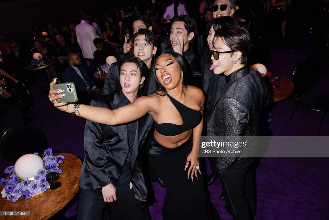 jjimkooks's tweet photo. MEGAN Y LOS CHICOS COMO LOS AMO https://t.co/vyZRhN57WP