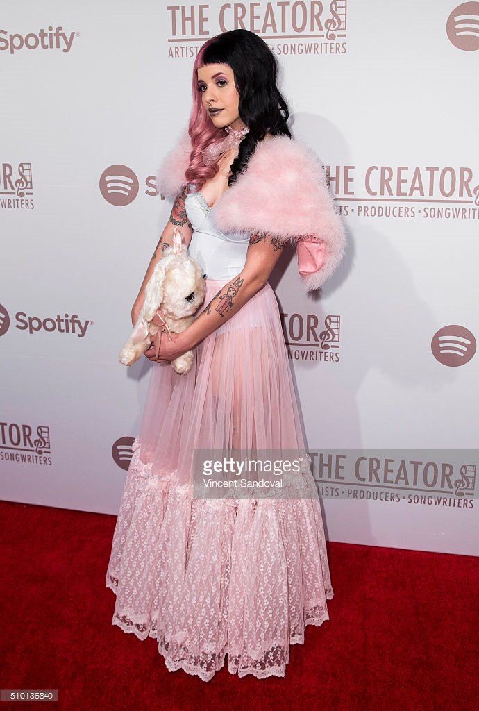 fairesoire's tweet photo. imagina a melanie martinez em um red carpet do grammy https://t.co/hOOfRgytpc