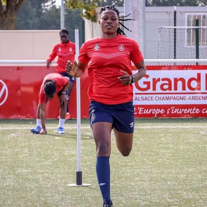 Haititempo's tweet photo. Kethna Louis 🇭🇹 (Défenseure) sur ses deux derniers matchs
🥅2 titularisation comme attaquante
⚽2 Buts
80% de Duels Gagnés
85% de passes réussies
#Prolifique #Alasooo https://t.co/WLCYRLd07d