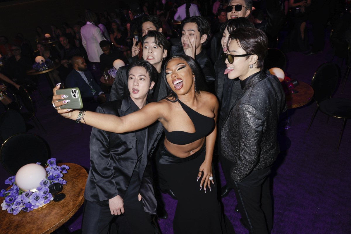 BANGTANHIIT's tweet photo. [🚨] - BTS e a Megan Thee Stallion no grammy. https://t.co/27ByieAzvC