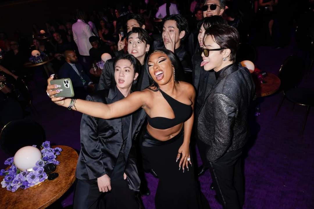 min131018's tweet photo. Aishhh chít tịt,Park Jimin anh đang làm cáii quáii gì dãy 🥴
#BTS #GRAMMYs https://t.co/piK80Q5Njq