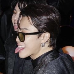 jkyoongs's tweet photo. "AHHH 😝"                "ᵃʰʰ 😛" https://t.co/AOl2rlioAb