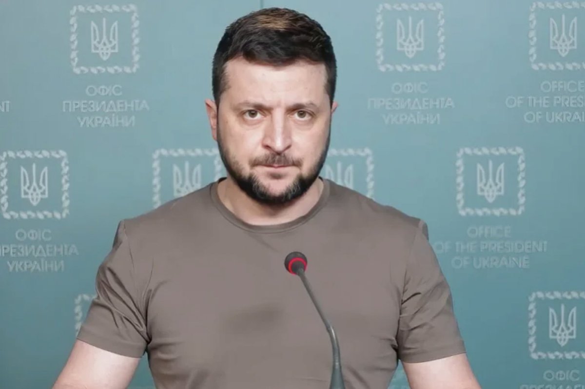 ExpresOnline1's tweet photo. Zelensky rechazó oferta de paz días antes de la ofensiva rusa, afirma @WSJ El diario señala que el canciller alemán Olaf Scholz ofreció al presidente ucraniano una oportunidad de paz antes de la ofensiva rusa, pero el presidente ucraniano la rechazó.
https://t.co/ZFRhIh9N03 https://t.co/r2MPm0HsP8