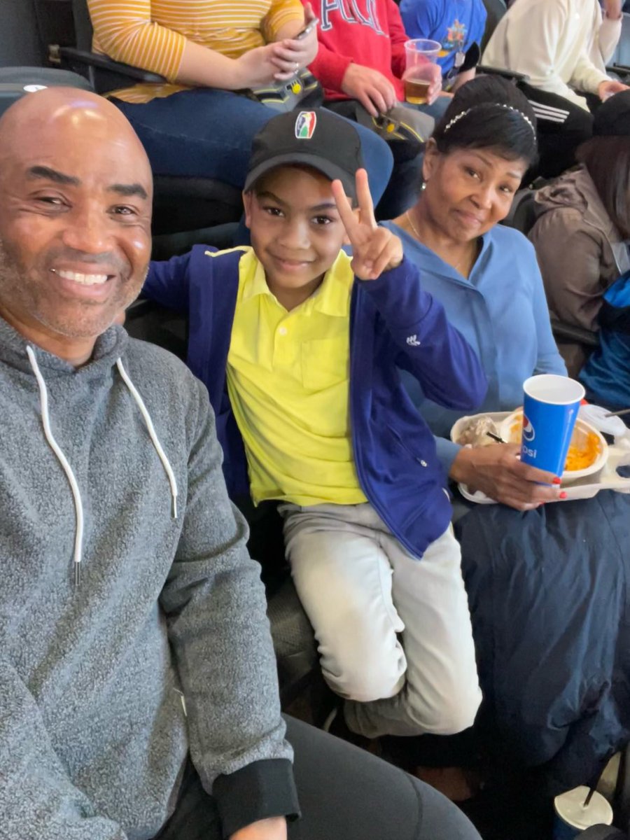 coachmaj's tweet image. Great time with the fam at the ⁦@Pacers⁩ game today. Didn’t tell them today was a tough day for me - but once I saw them, love won…tough lost.  💜🙏🏾 #Thankful #TrueTeam