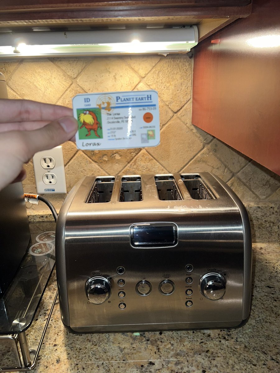 JaleelAPES's tweet photo. I unplug my toaster after I’m done using it to keep the amount of phantom energy that I’m using at a low. This also reduces my households electricity bill. @franklinlorax #apesenergy https://t.co/IiyiCwwspM