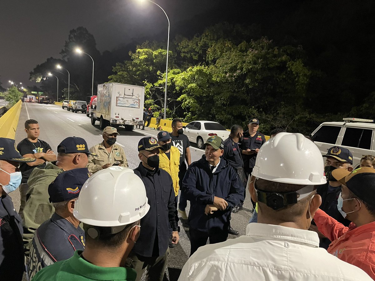 CeballosIchaso1's tweet photo. El Sistema de Gestión de Riesgos Bomberos Forestales, Protección Civil, Guardaparques, Min Ecosocialismo y la FANB, mantienen combate contra el incendio hasta su extinción total sin descanso, mantenemos incremento del pie de fuerza para labores de extinción. https://t.co/p1Ch3asZIN