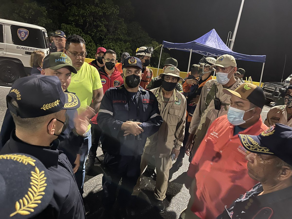 CeballosIchaso1's tweet photo. El Sistema de Gestión de Riesgos Bomberos Forestales, Protección Civil, Guardaparques, Min Ecosocialismo y la FANB, mantienen combate contra el incendio hasta su extinción total sin descanso, mantenemos incremento del pie de fuerza para labores de extinción. https://t.co/p1Ch3asZIN
