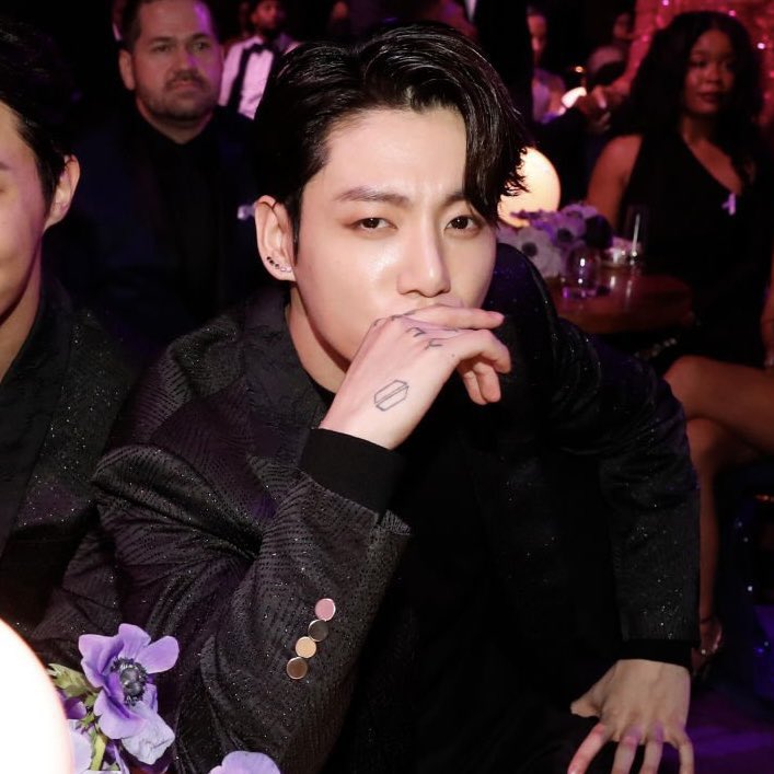 formingukkie's tweet photo. não existe palavra cabível para descrever a beleza de Jeon Jungkook!!

BTS BTS BTS #GRAMMYs https://t.co/HQXs2RsXFd