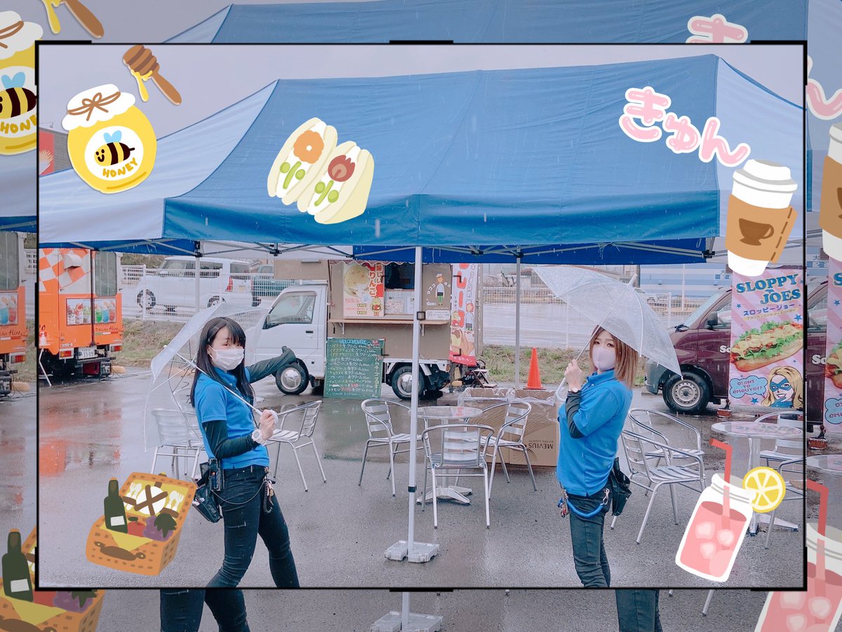 こんにちわん🐶

お久しぶりですm(*_ _)m

今年初？かもみーみー2人揃って
パシャリ📸

今日はアラジン棚倉店に
キッチンカー大集合🚚💨

あいにくの雨ですが
美味しいものいっぱいあるので是非🚗³₃

 #アラジン棚倉店
 #みーみー
 #キッチンカー大集合🚚