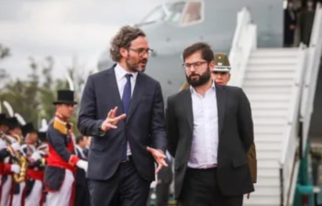 Winston_Dunhill's tweet photo. Todavía no puedo creer que ese coso sea canciller, que el coso de al lado sea presidente chileno, y que haya venido al país a visitar al coso, que después de más de dos años, no podemos creer que sea presidente. https://t.co/HDWqveKdJl