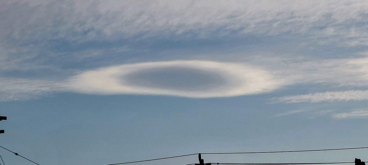 andyjump1118's tweet photo. 1st time #capturing #singularshape #lenticularclouds last week. Normally it's stacked π₯ because of living between 2 mountain ranges. #ufoshape #ufosighting #ufoclouds #altocumuluslenticular #cloudspotter @CloudAppSoc @StormHour @StormHourMark @NWSHanford https://t.co/SqX0OjuCCj