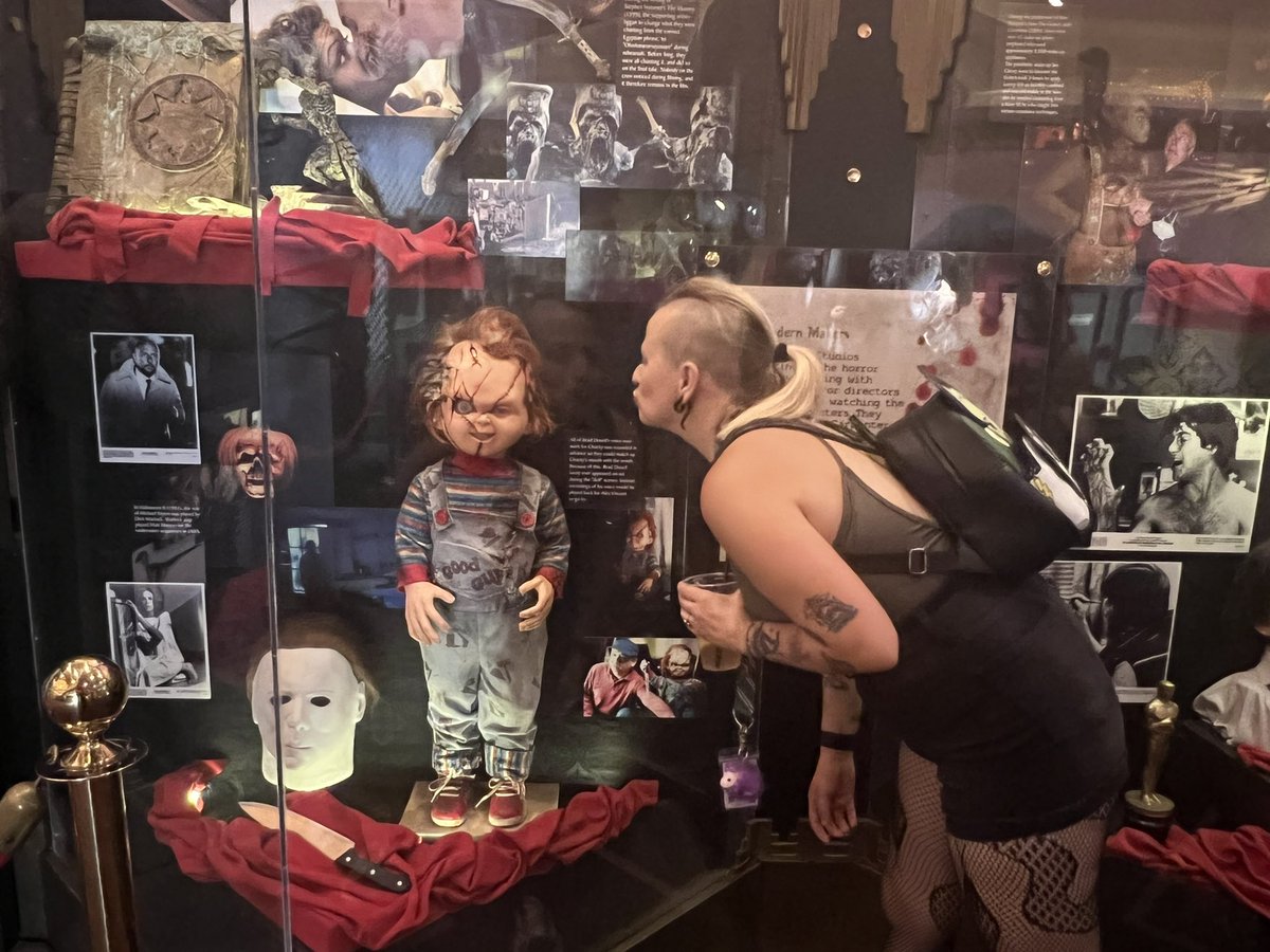 KatTaddei's tweet photo. Trying to Kiss my First Horror movie love at Universal Studios but alas the glass kept us apart 

#whorrorqueen #horrorhistory #firsthorrorlove #universalstudios #universalstudiosorlando #childsplay #chucky https://t.co/Q1wsWO6EnP