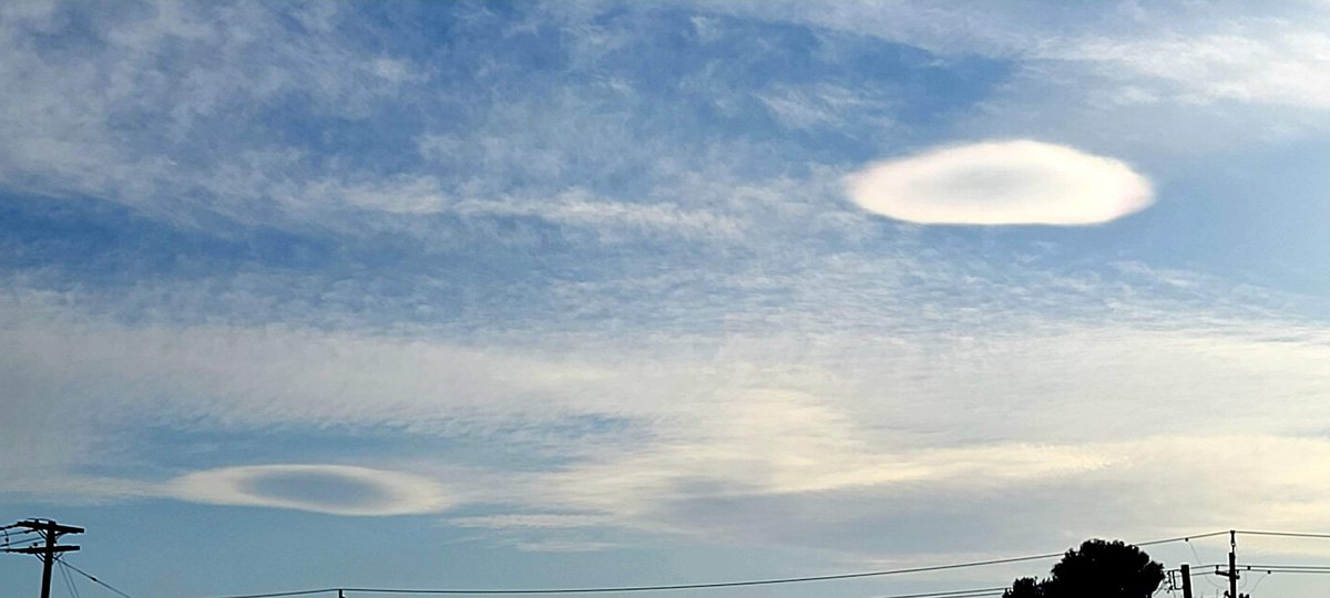 andyjump1118's tweet photo. 1st time #capturing #singularshape #lenticularclouds last week. Normally it's stacked π₯ because of living between 2 mountain ranges. #ufoshape #ufosighting #ufoclouds #altocumuluslenticular #cloudspotter @CloudAppSoc @StormHour @StormHourMark @NWSHanford https://t.co/SqX0OjuCCj