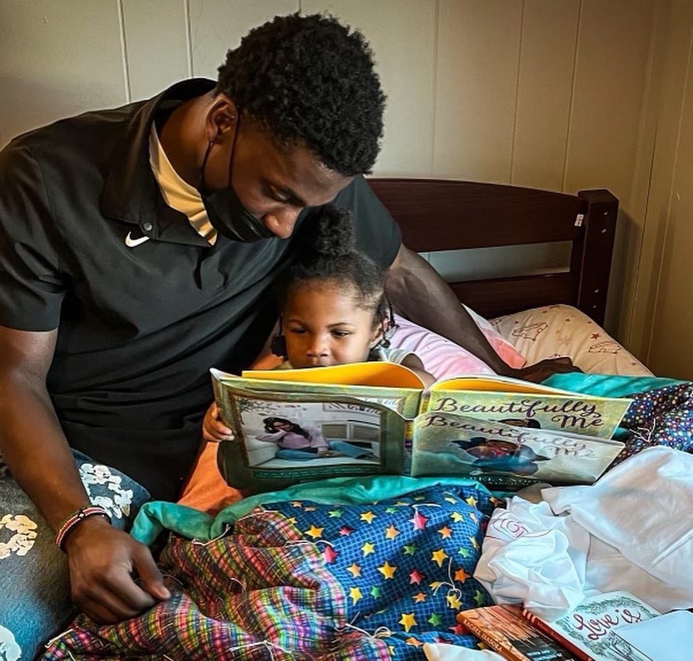 ABedandABook's tweet photo. A big thank you to @bookmarksnc for providing the families we deliver to with book bundles, enriching the childrenโs learning!
#bookmarksnc #sweetdreams #everychildmatters #forthekids #helpyourcommunity #growtogether #community #abedandabook #bestofwinston #makingadifference https://t.co/Etg2PfAiuT