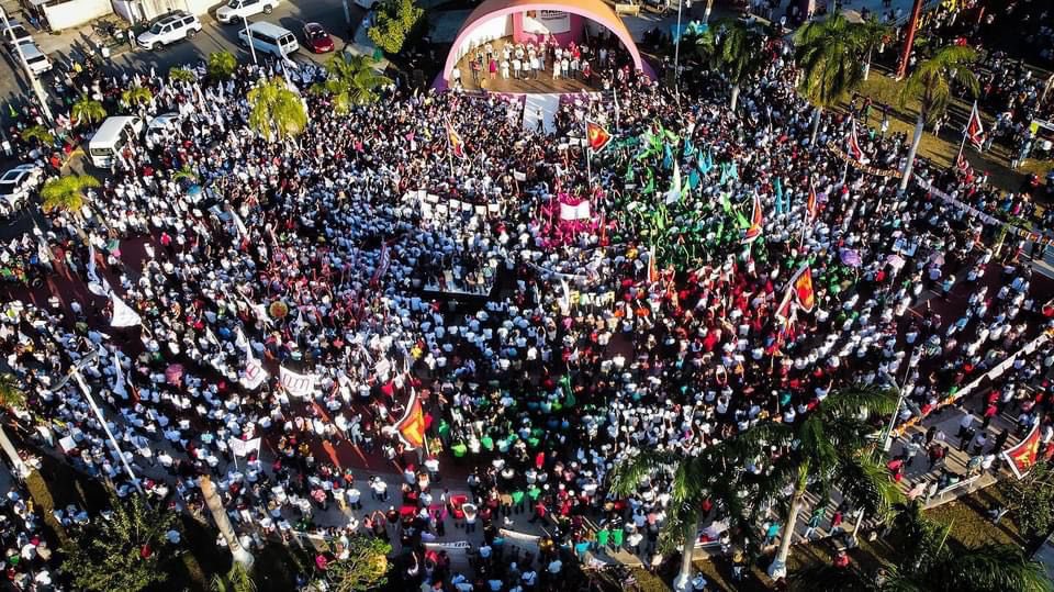 Ya demostramos que podemos cambiar de raíz las viejas formas de gobernar y poner en el centro de las decisiones a las y los ciudadanos, sobre todo a los que menos tienen. ¡Nunca más un gobierno rico con un pueblo pobre! #TransformaciónYEsperanza #QueSigaLaEsperanz