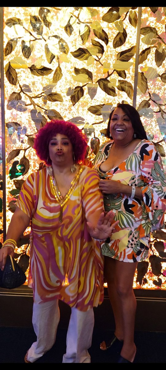 89miracles's tweet photo. Enjoyed hanging out with #MyTwinSISTER @moolarose last night at the @silksonic Concert! #PutOnASmile 🤗😄
#AfterLastNight
@BrunoMars @AndersonPaak
@parkmgm https://t.co/HMgHwt8z2I