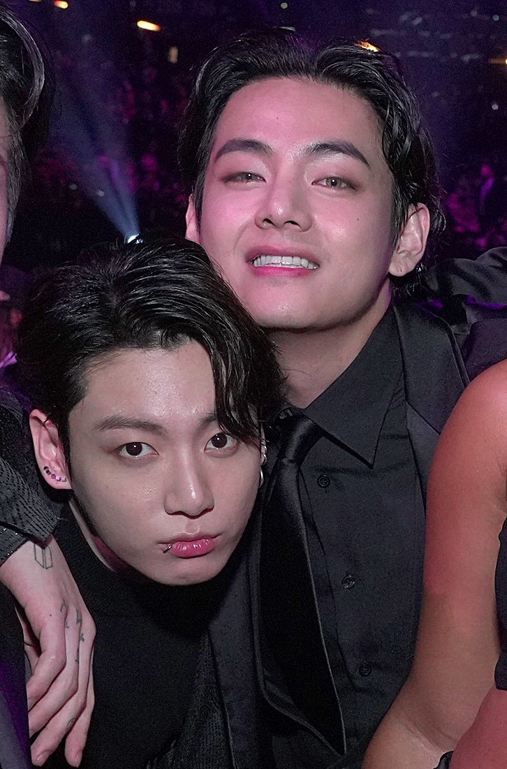 TheTKGlobal's tweet photo. TAEKOOK!! OMG?!! THEY LOOK LIKE SUCH SWEETHEARTS!!

#TaeKookAtGrammys2022 https://t.co/WIRpyHqBB5