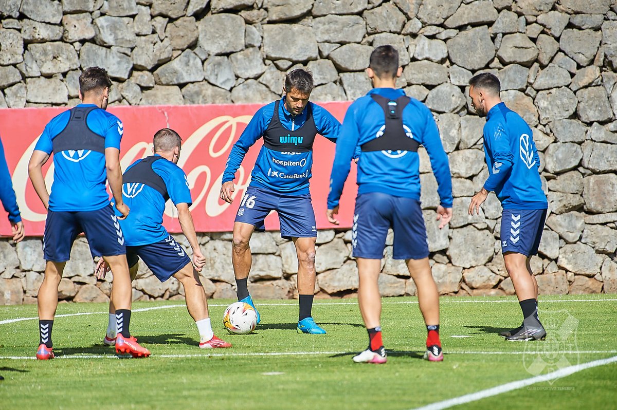 CDTOficial's tweet photo. Buenos días, #blanquiazules.

😴 Día de descanso para la primera plantilla del #CDTenerife ⚪️🔵.

⚽️ Este martes, primer entrenamiento de la semana en #ElMundialito a partir de las 10:00 horas (🔒).

#RealSociedadBTenerife #CentenarioCDT #RecuperamosNuestroAliento https://t.co/2hVi0HJ5pD
