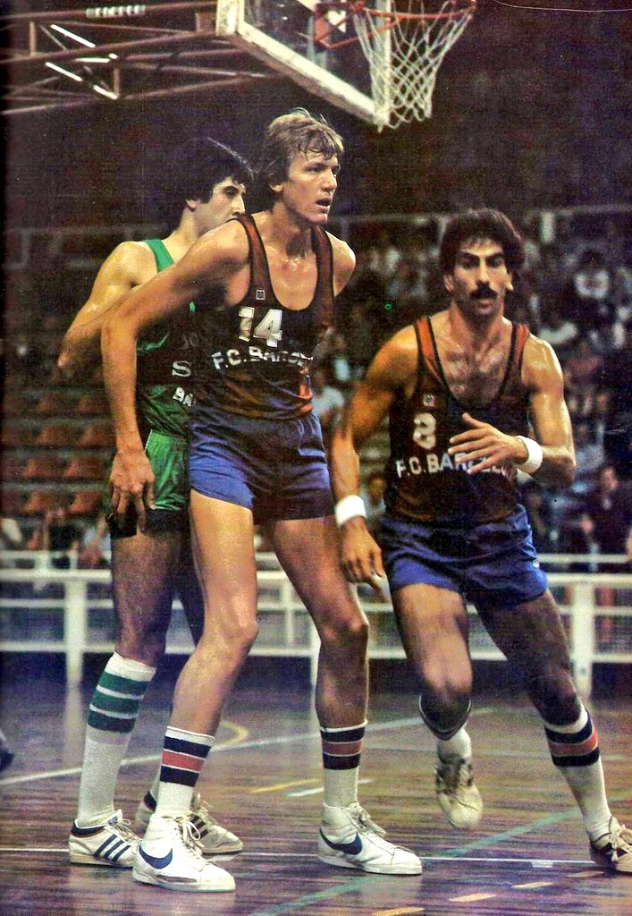AgrasFernando's tweet photo. Buenos días, el canadiense y exoarista #LarsHansen y el actual presidente baskonista #JoseanQuerejeta en su etapa en la #Penya completa la imagen el capitán blaugrana #ManoloFlores 1981/82 #LigaNacional 09/01/1982 #NuevoBasket https://t.co/N1B1An2O41