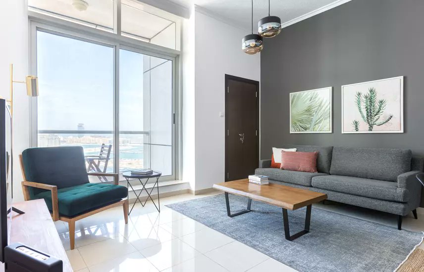 Par exemple, voici le style d’appartement que tu peux avoir pour 2000€ par mois à Dubaï Marina. Il faut savoir qu’il est souvent demandé d’avancer 6 mois à 1 an de loyer d’avance.