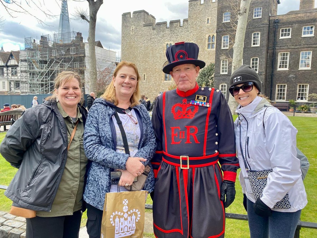 Leisaworks's tweet photo. The #toweroflondon tour was so interesting! Thanks @BeefeaterDave for revealing a few of its stories! #londontrip2022 https://t.co/CPEYNNUkNn