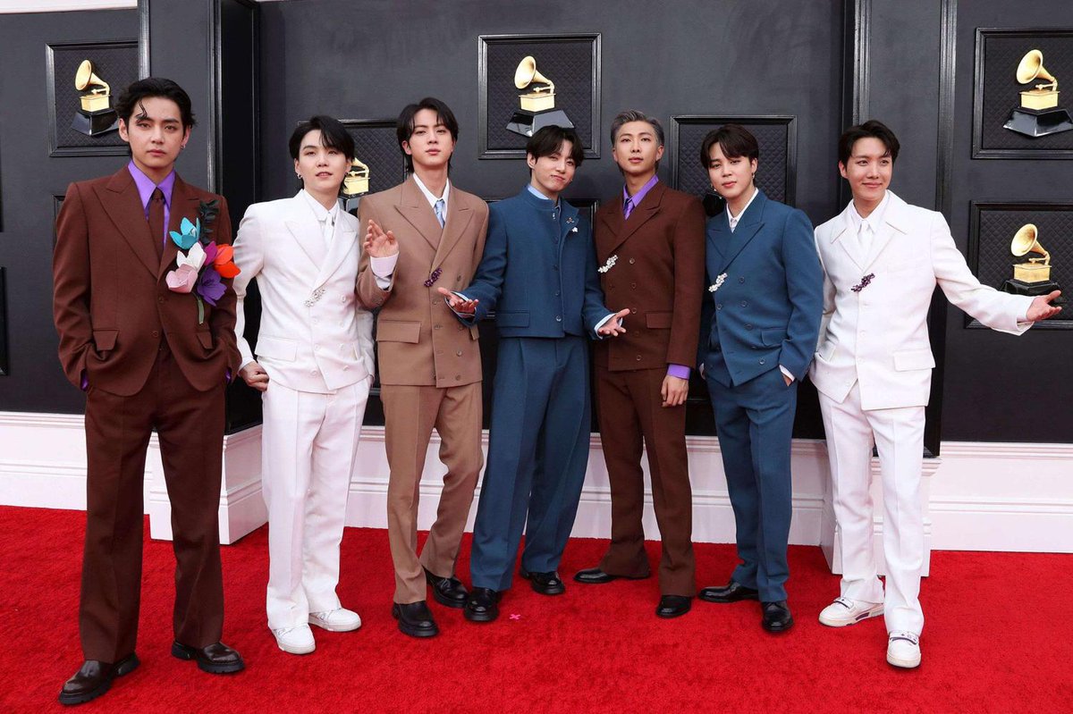 ParisMatch's tweet photo. En images : Aux Grammys, BTS n’a pas eu besoin de trophée pour briller https://t.co/EU4AH640mG https://t.co/iLuGC2huxn