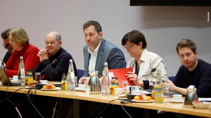 CBGSpender's tweet image. Diese Gruppe Regierender ruft die Bevölkerung auf, freiwillig Maske zu tragen. Das Foto ist von gestern.