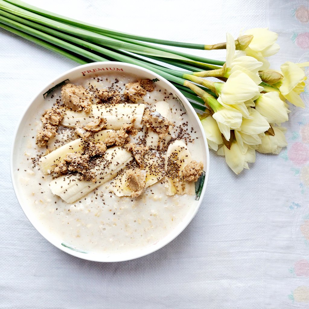 porridgelady's tweet photo. Banana chia #Porridge to #starttheweek. Jumbo #oats topped with banana slices, Tahini and sprinkled with chia seeds. #mondaythoughts #MondayMorning
#springreturns #hopespringseternal https://t.co/Cpzuo892PF