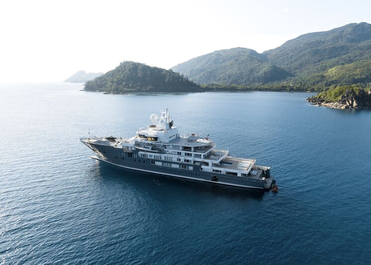 sytreports's tweet photo. #POTD Spotted anchored in the Seychelles last week is the 107m explorer yacht, 𝗔𝗻𝗱𝗿𝗼𝗺𝗲𝗱𝗮. She was built as project U107 by Green Yard Kleven in 2016. Read all about it here: 

 📸 by Lester Prea

https://t.co/PXc4g6bLZF
#spotted #anchored #yacht #superyacht #yachtnews https://t.co/3TDmDCkPwr