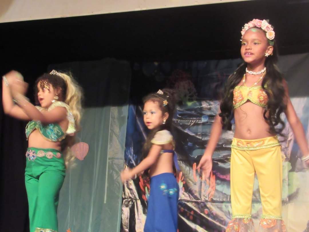 AHoffemann's tweet photo. Espetáculo: A Pequena Sereia 

Onde estreio fazendo 1 das irmãs  da Ariel a Alana e mamãe @NashHoffemann faz o linguado 

Adaptação e direção Alex Roger CIA Capa Producoes https://t.co/imOlsrOyq4