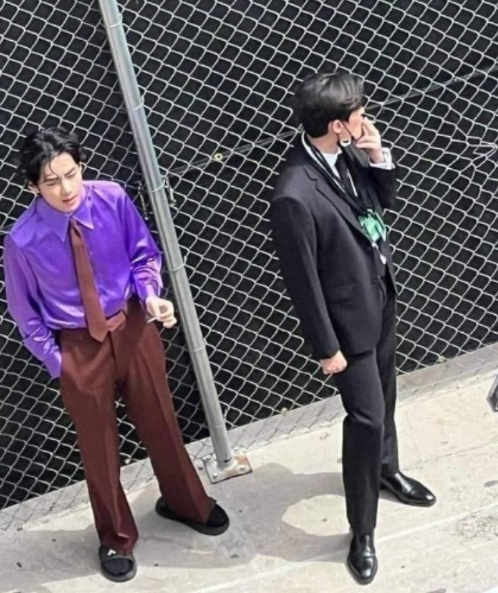 DanPssng's tweet photo. Para los que la quieran ver. Esta es la foto de taehyung fumando ;).
No olvides que es adulto y que hará lo que se le salga de los huevos. https://t.co/gkS0mBZgzd