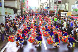 仙台となり村 仙台となり村自慢 花笠音頭発祥の地 今や東北を代表する夏の祭りとなった 山形花笠まつり その発祥は尾花沢市の徳良湖築堤工事の際に唄われた土搗き唄とされています 尾花沢市では8月下旬に花笠まつりが行われ 五流派が