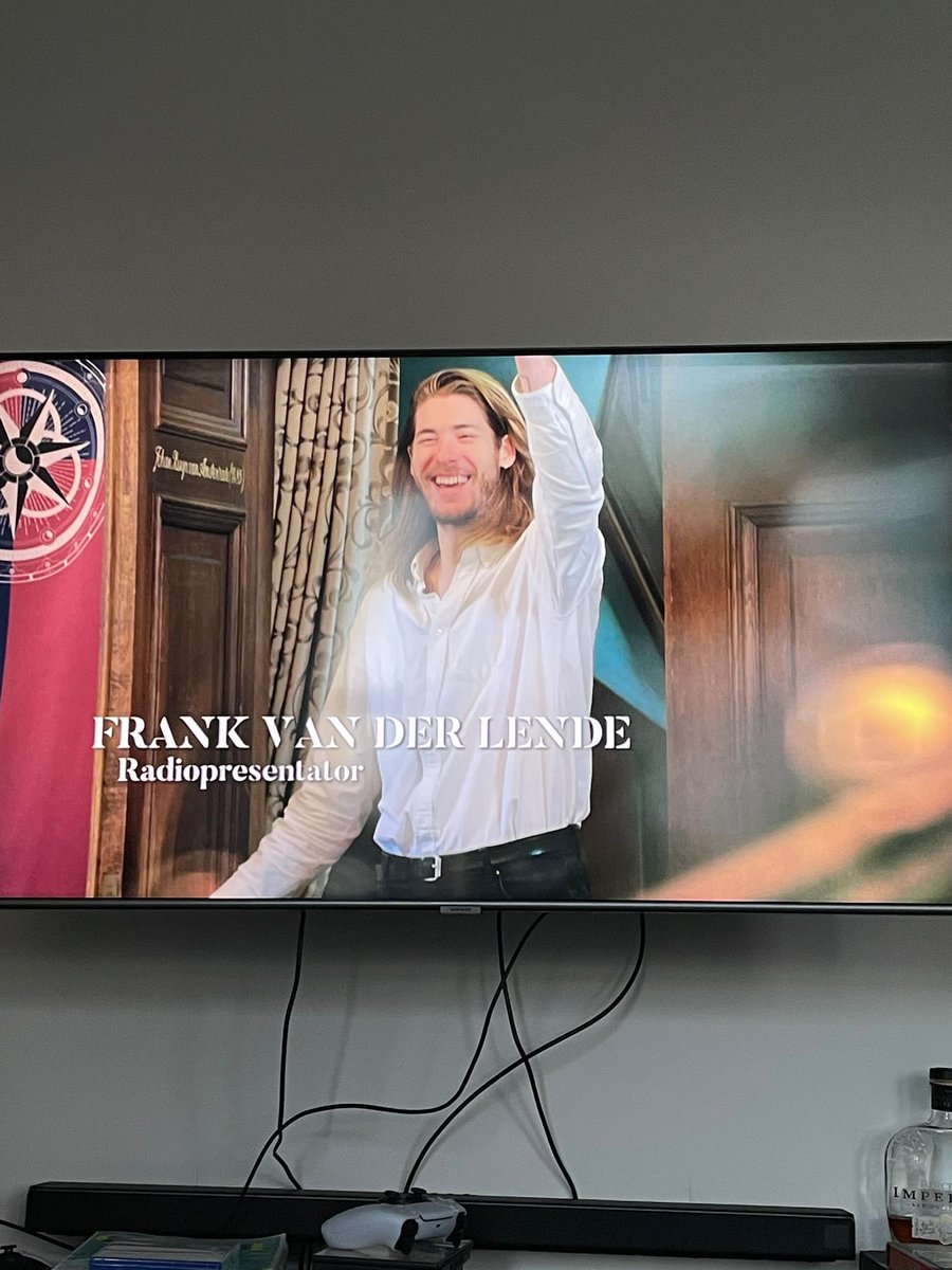 FrankvdLende's tweet photo. Dit weekend is de Verraders begonnen op televisie en ik zit er nog in en ik krijg leuke berichtjes en zoals je ziet op de foto vind ik het zelf ook erg leuk! Kijk tip: je kan via videoland terugloeren! #deverraders #feestneus https://t.co/H1VabvC393