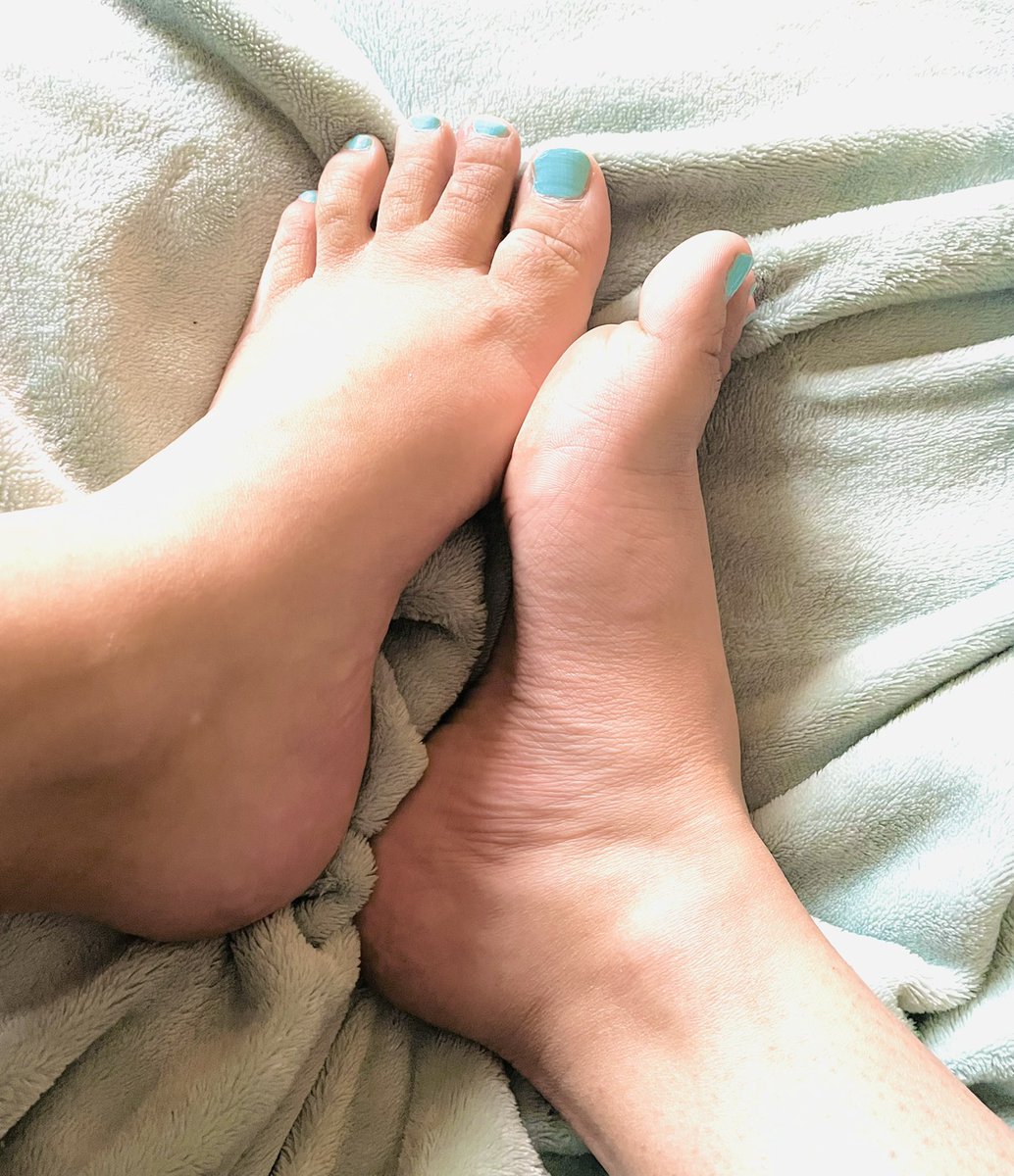 TinyICFeet's tweet photo. Morning! I don’t want to get out of bed, this blanket is so soft… #naked #feet #toes #footfetish #littletinyfeet #ankles #bed #onlyfans #soft #tinytoes #feetworshi̇p https://t.co/VNkjAJ1Fer