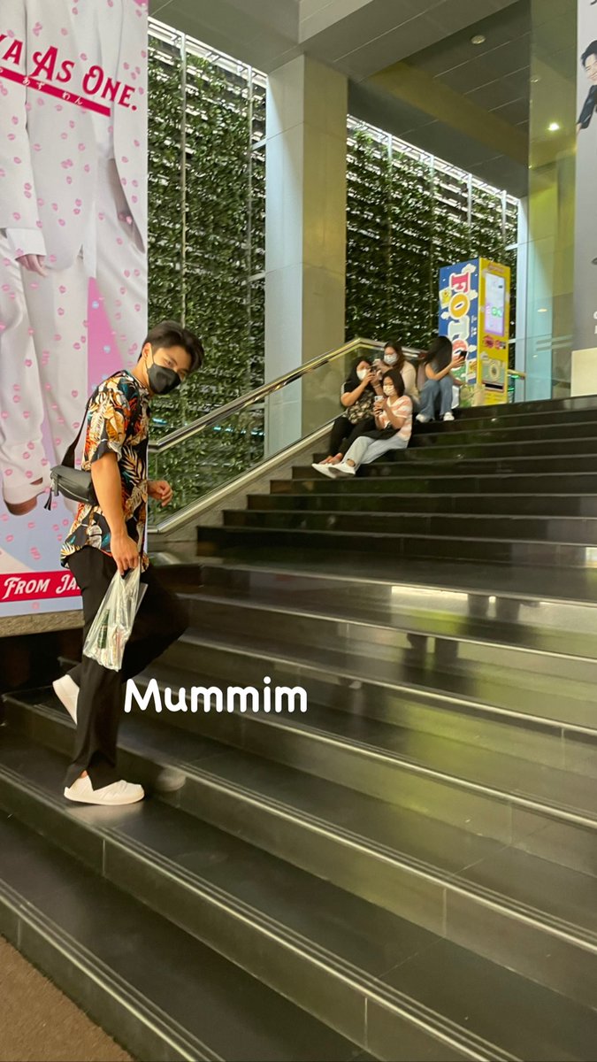 PatyaneeM's tweet photo. มัมมี่ยังเขิน อยู่นะ รู้ไหม พอแซว ก็มองเราอีก 5555  #ohmpawat #ohm https://t.co/8yxt0czmv5