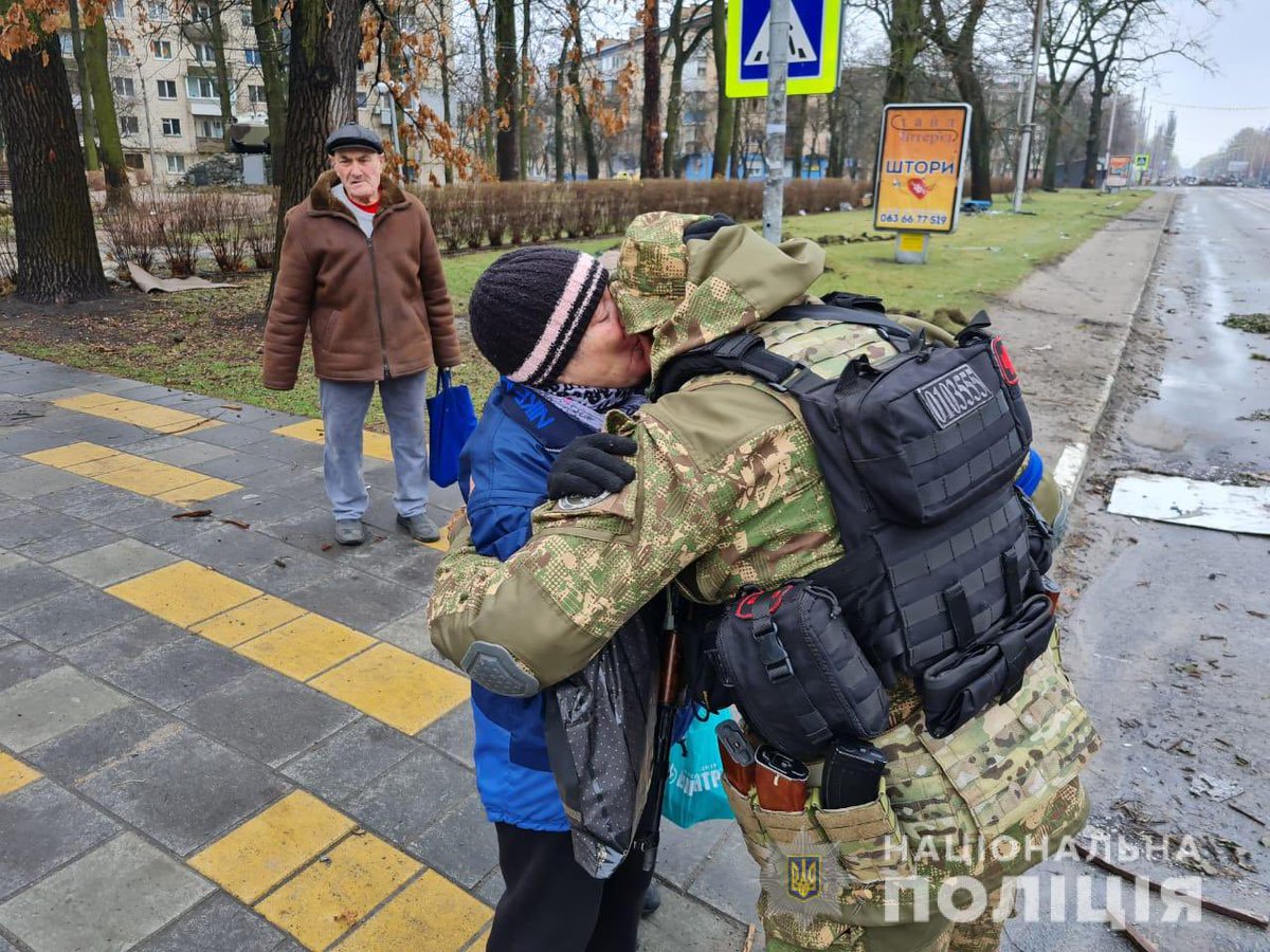 EmbajadaRusaES's tweet photo. ❗️Seguimos desmintiendo la provocación del régimen de Kiev en la ciudad de #Bucha❗️

El pasado 2 de abril la Policía 🇺🇦 publicó una nota de prensa sobre #Bucha.

⚠️No hay reportes de masacre o cadáveres.
 
⚠️No hay cadáveres en la grabación y las fotos.

🎥https://t.co/G3jNfU4yK4 https://t.co/7XGNpx55ht