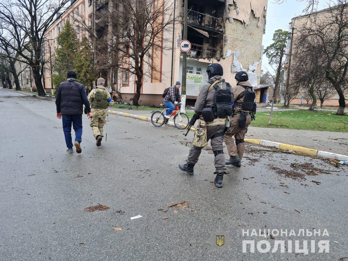 EmbajadaRusaES's tweet photo. ❗️Seguimos desmintiendo la provocación del régimen de Kiev en la ciudad de #Bucha❗️

El pasado 2 de abril la Policía 🇺🇦 publicó una nota de prensa sobre #Bucha.

⚠️No hay reportes de masacre o cadáveres.
 
⚠️No hay cadáveres en la grabación y las fotos.

🎥https://t.co/G3jNfU4yK4 https://t.co/7XGNpx55ht
