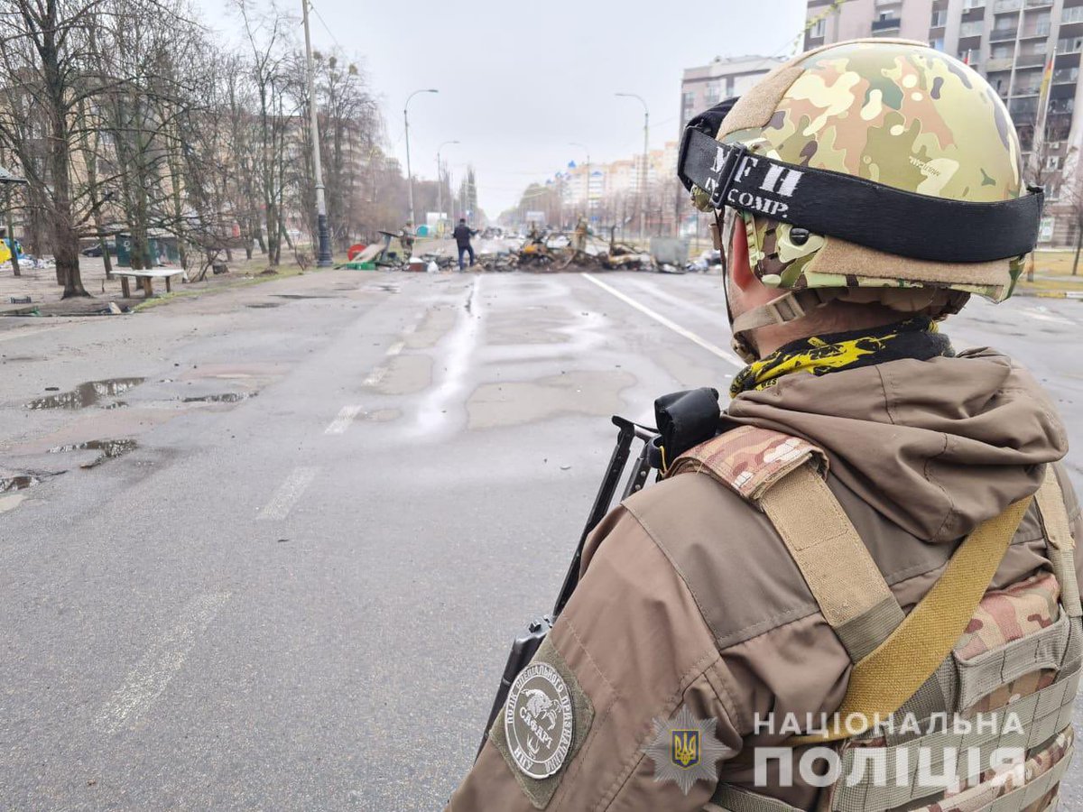 EmbajadaRusaES's tweet photo. ❗️Seguimos desmintiendo la provocación del régimen de Kiev en la ciudad de #Bucha❗️

El pasado 2 de abril la Policía 🇺🇦 publicó una nota de prensa sobre #Bucha.

⚠️No hay reportes de masacre o cadáveres.
 
⚠️No hay cadáveres en la grabación y las fotos.

🎥https://t.co/G3jNfU4yK4 https://t.co/7XGNpx55ht