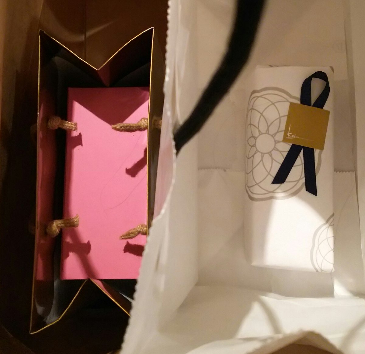 ihsoyb's tweet photo. 桜が吹雪き、常磐満作が重く垂れ、花韮がこぞって顔を並べる春爛漫の~🌸一日中土砂降りの日☔
宇宙一愛する雨男に好物と沈丁花を贈る.:+*💗
日が替わったタイミングに渡したら、早速に寝間着の袖につけて、めちゃ気に入ってるやん♪
#juemon #hana #koju #ドラえもん https://t.co/9pJ6E6fEtk
