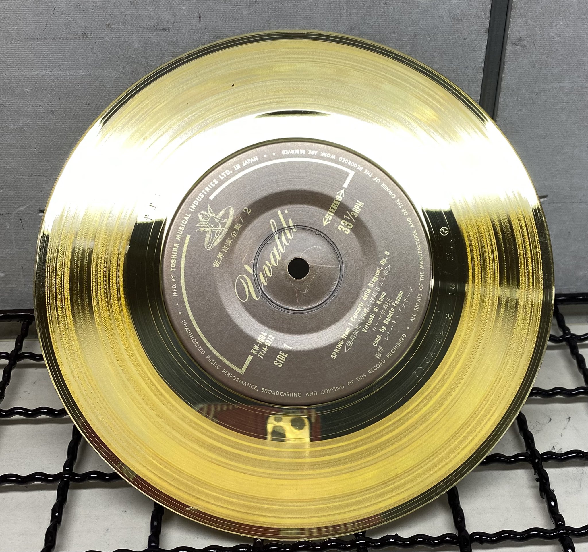 きらきら工房bykri レコードでゴールドディスクができませんか とお問合せがあり試作してみました レコードの材質が塩ビの為 通常の工程だと乾燥の工程で変形してしまいました レコード盤の表面がツルツルで光沢があったのでそのまま蒸着して仕上げまし