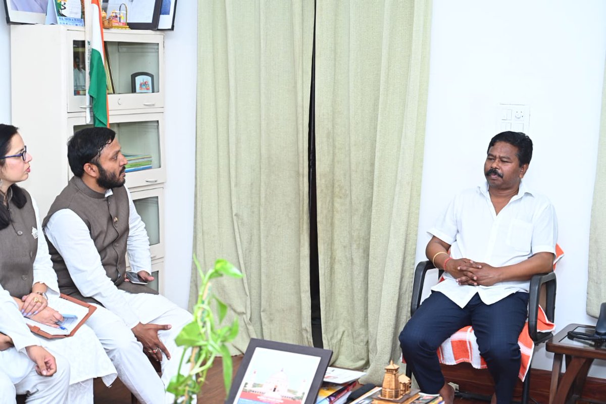 mit_sog's tweet photo. #MITSOG 's MPG 17th batch students interacted with
@Bishweswar_Tudu, Minister of State for Jalshakti & Tribal Affairs, Govt. of India on Day 11 of National Study Tour 2022
#CareerinPolitics #NationalStudyTour https://t.co/eoKdNoiNVN