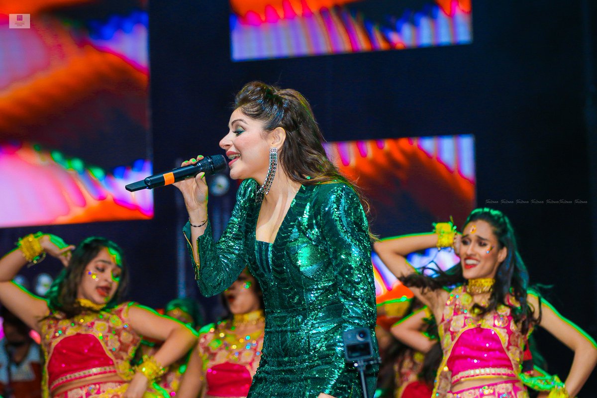 abyrkhan's tweet photo. @TheKanikakapoor live in concert in #NewYorkCity #kanikakapoor
Photography by @muznabclick (Instagram) https://t.co/ERo6HHldGs