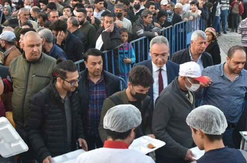 Gaziantep’te iftar çadırı önünde 4 bin kişilik sıra oluştu!
bit.ly/3NNwpHl