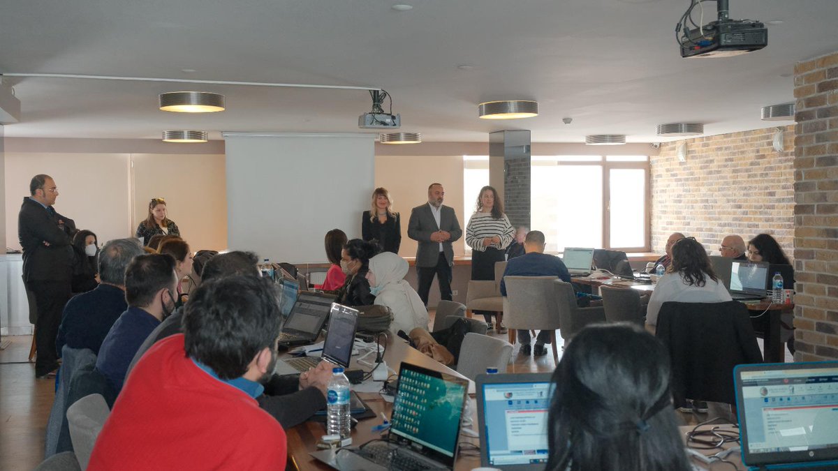 Ankara Barosu Avukatlık ve Staj Akademisi tarafından düzenlenen “Avukatlıkta Teknoloji Kullanımı (Bilgisayar, Word, Excel, Powerpoint, Acrobat Reader) Eğitimi” 2-3 Nisan 2022 tarihlerinde ABEM’de gerçekleştirildi.