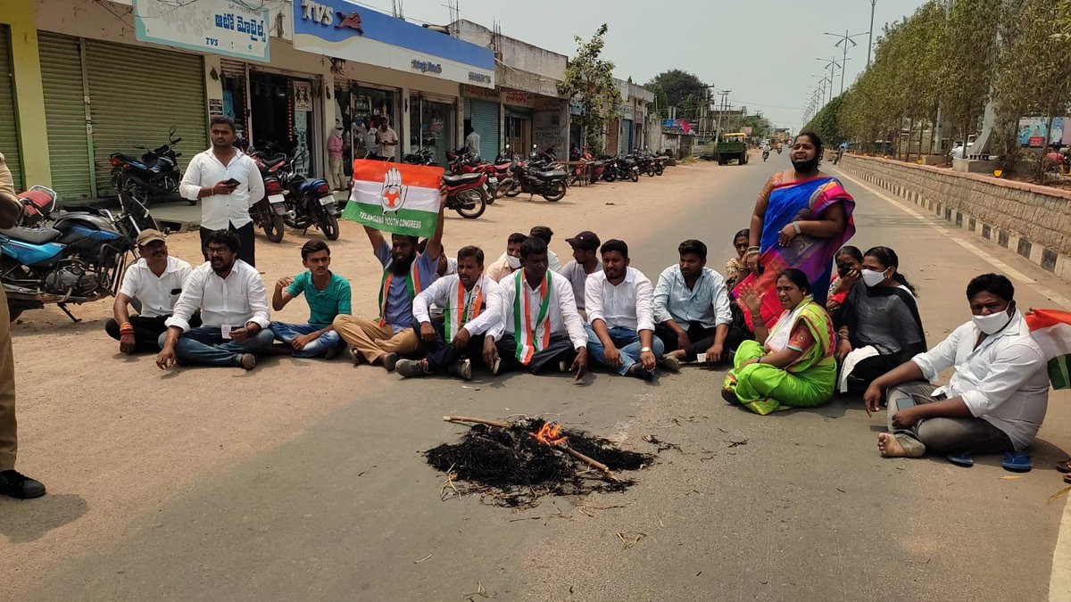 589Mohd's tweet photo. #YouthCongress Demand Reduction of #CurrentBills, #PetrolDiesel and #GasPrices.The effigy of #PrimeMinisterModi and #ChiefMinisterKCR Dishti toy was Cremated.
@revanth_anumula 
@srinivasiyc @IYC @IYCTelangana @ShivaSenaIYC 
@SumaiyaIyc @RamMohanINC 
@Ravindradass @RajeevReddyINC https://t.co/TxP7RQHBjL