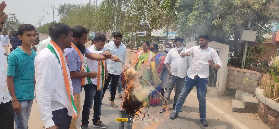 589Mohd's tweet photo. #YouthCongress Demand Reduction of #CurrentBills, #PetrolDiesel and #GasPrices.The effigy of #PrimeMinisterModi and #ChiefMinisterKCR Dishti toy was Cremated.
@revanth_anumula 
@srinivasiyc @IYC @IYCTelangana @ShivaSenaIYC 
@SumaiyaIyc @RamMohanINC 
@Ravindradass @RajeevReddyINC https://t.co/TxP7RQHBjL