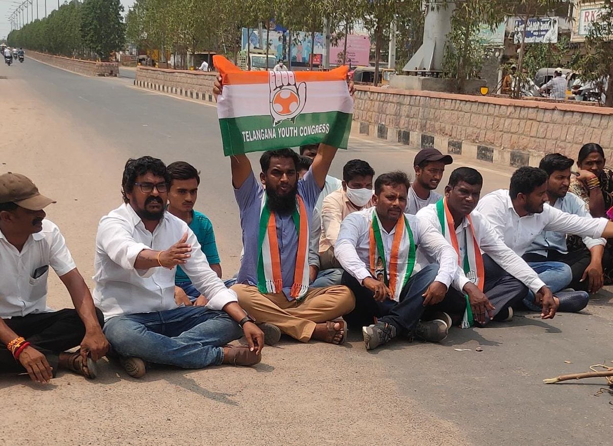 589Mohd's tweet photo. #YouthCongress Demand Reduction of #CurrentBills, #PetrolDiesel and #GasPrices.The effigy of #PrimeMinisterModi and #ChiefMinisterKCR Dishti toy was Cremated.
@revanth_anumula 
@srinivasiyc @IYC @IYCTelangana @ShivaSenaIYC 
@SumaiyaIyc @RamMohanINC 
@Ravindradass @RajeevReddyINC https://t.co/TxP7RQHBjL
